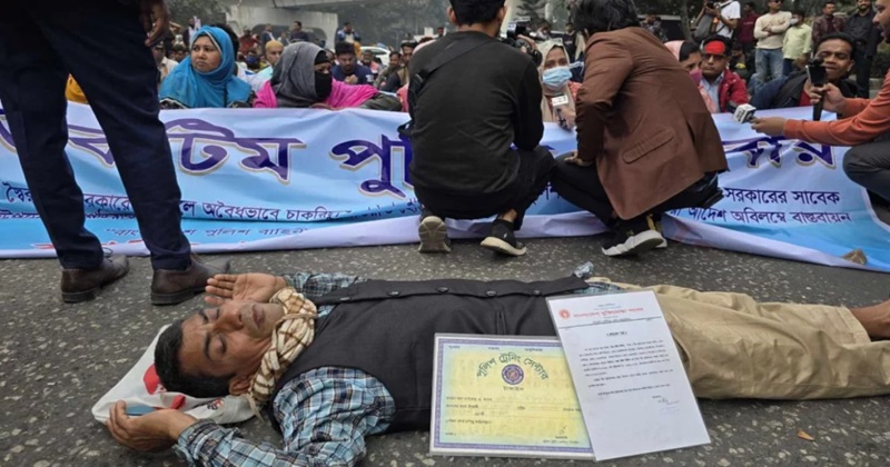 পুনর্বহাল দাবিতে সচিবালয়ে চাকরিচ্যুত পুলিশ সদস্যরা