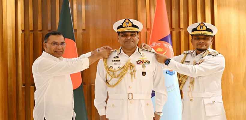নতুন নৌবাহিনী প্রধানের দায়িত্ব গ্রহণ, র‍্যাঙ্ক ব্যাজ পরালেন প্রধানমন্ত্রী