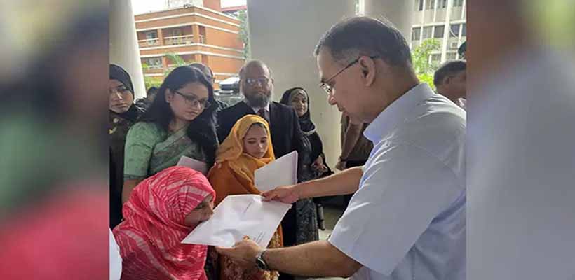 প্রতিবন্ধী তিন ব্যক্তির হাতে নিয়োগপত্র তুলে দিলেন প্রধানমন্ত্রী