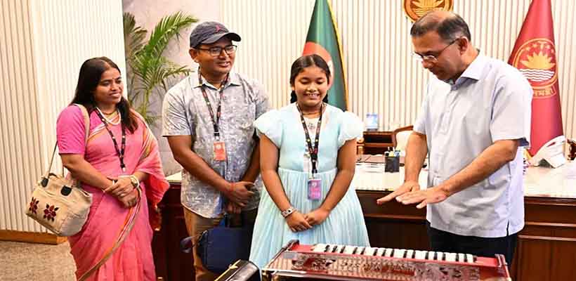 প্রধানমন্ত্রীর সঙ্গে দেখা করে স্বপ্নপূরণ অনুশ্রীর, পেলেন হারমোনিয়াম উপহার