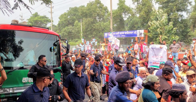 কুমিল্লায় প্রধানমন্ত্রীর গাড়িবহর, সড়কে নেতাকর্মী-জনতার ঢল