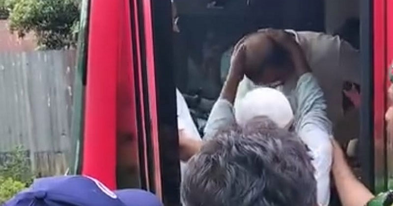 প্রবীণকে দেখে গাড়ি থামালেন প্রধানমন্ত্রী, গ্রহণ করলেন ফুল, নিলেন দোয়া