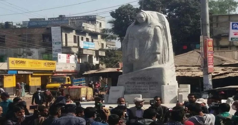 বেগম রোকেয়ার ভাস্কর্য ‘আলোকবর্তিকা’