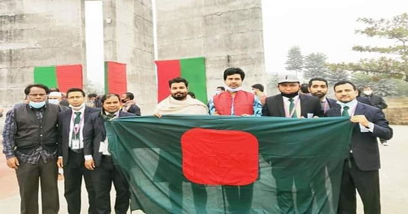 বিজয় দিবসে বিকৃত জাতীয় পতাকা নিয়ে ছবিতে পোজ দেন বেগম রোকেয়া বিশ্ববিদ্যালয়ের একদল শিক্ষক।